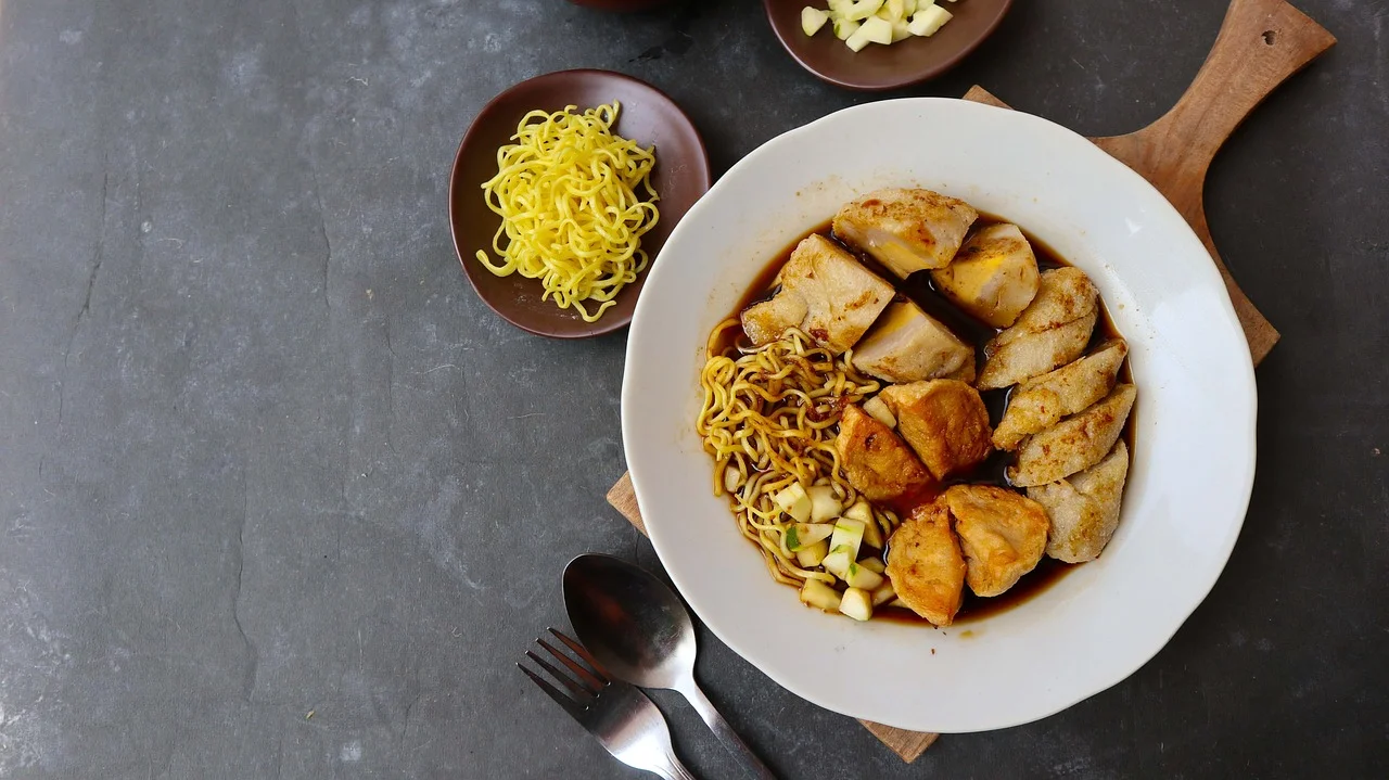 Menemukan Oleh-Oleh Kuliner Indonesia yang Tak Tertandingi 11 Pempek Palembang